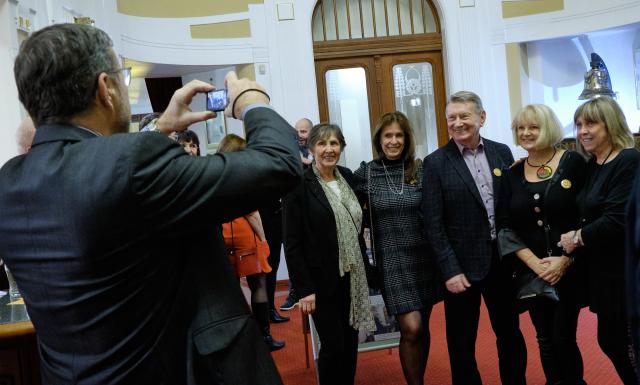 Společná momentka festivalových hostů s Josefem Dvořákem. Foto Michal Klíma