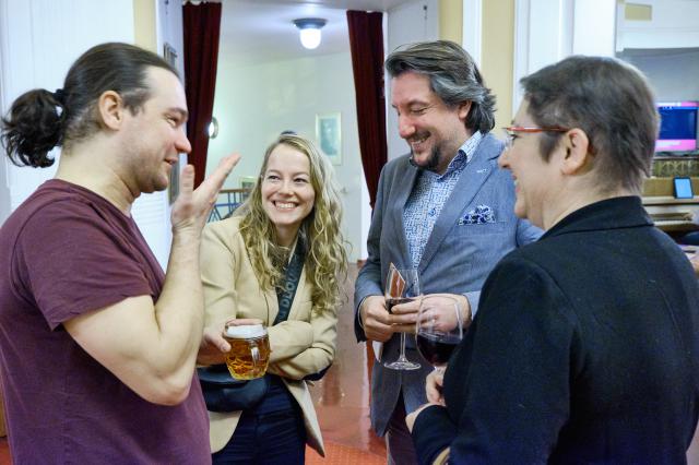 Láďa Špiner bavil nejen diváky na jevišti, ale posléze ve foyer i členy odborné poroty Anežku Berčíkovou, Miroslava Ondru a Karolu Štěpánovou. Foto Michal Klíma