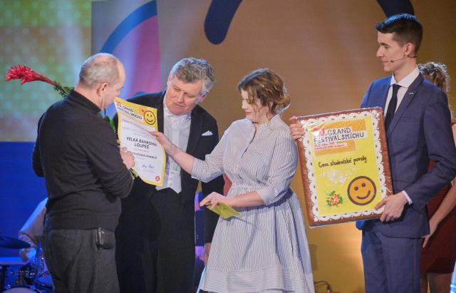 Robert Bellan s Cenou studentské poroty, kterou na Galavečeru smíchu zastupovala její předsedkyně Kristýna Plešková. Foto Michal Klíma