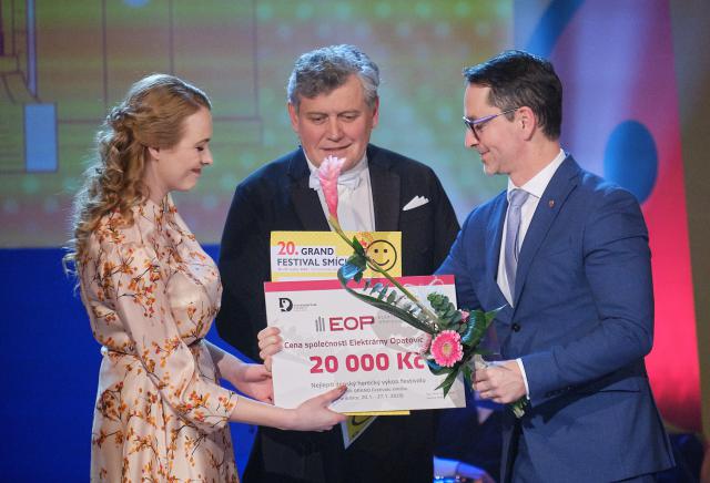 Nejlepší herečka 20. ročníku GRAND Festivalu smíchu Kristýna Hulcová převzala cenu z rukou primátora města Pardubice Martina Charváta. Foto Michal Klíma