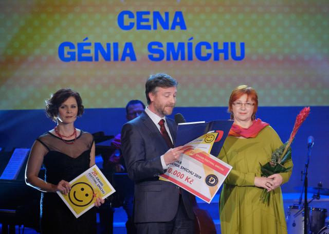 Cenu Genia smíchu festivalová akademie udělila Janu Schmidovi, vůdčí osobnosti Studia Ypsilon, za něhož titul přebíraly jeho děti. Foto Michal Klíma